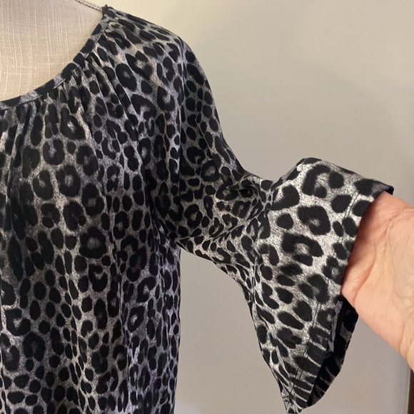 Michael Kors woman’s black white snow leopard scoop neck logo ruffle sleeve M - Picture 6 of 12